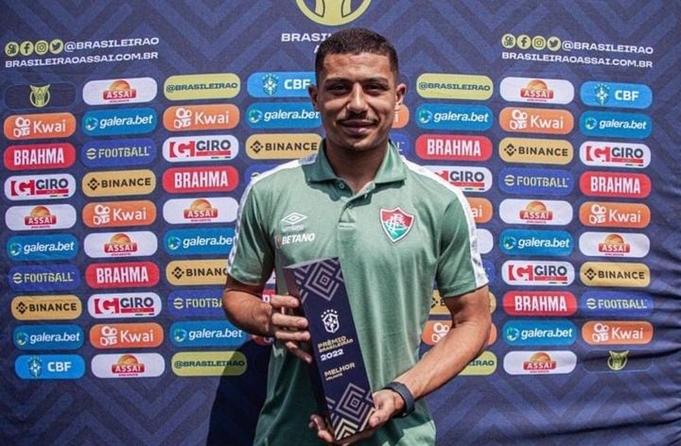 André com o troféu de melhor volante do Brasileirão 2022 — Foto: Divulgação