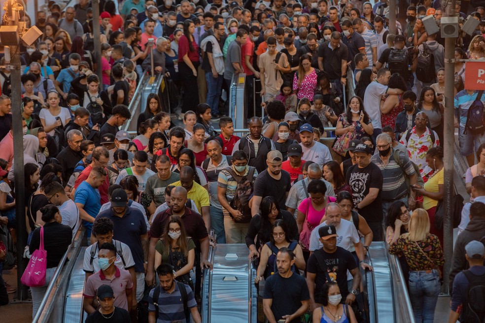 Movimento intenso de passageiros na plataforma da estação Luz da CPTM (Companhia Paulista de Trens Metropolitanos), na zona central de São Paulo, na manhã desta sexta-feira, 24  — Foto: BRUNO ROCHA/ENQUADRAR/ESTADÃO CONTEÚDO