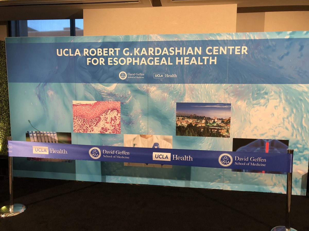 Homenagem a Robert Kardashian na UCLA (Foto: Twitter)