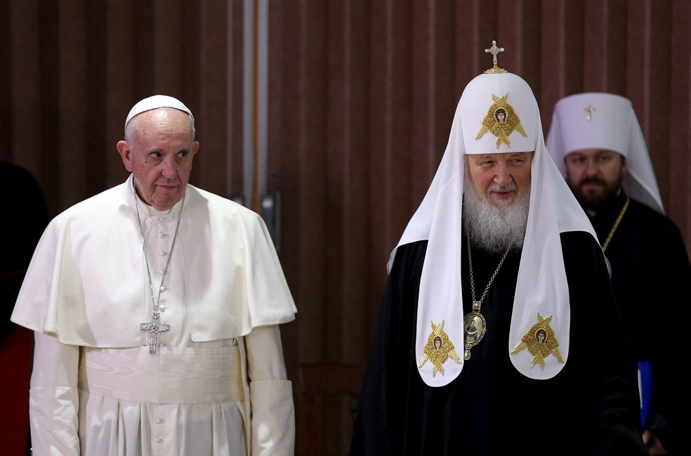 O Papa Francisco e o Patriarca Kirill, líder da Igreja Ortodoxa Russa, em reunião histórica em Havana, em Cuba, em 2016.  — Foto: Reuters