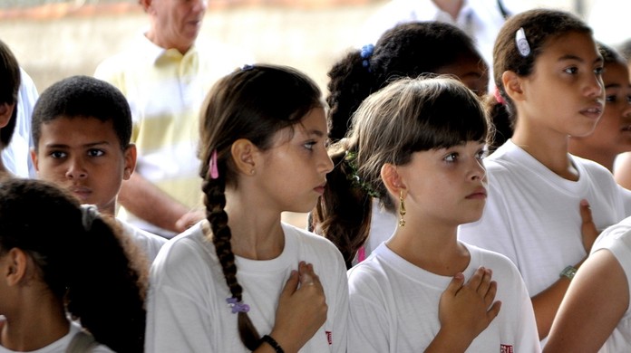 Resultado de imagem para Estudantes cantam o Hino Nacional em comemoraÃ§Ã£o de Dia das CrianÃ§as (Foto: Bruno Teixeira/G1)