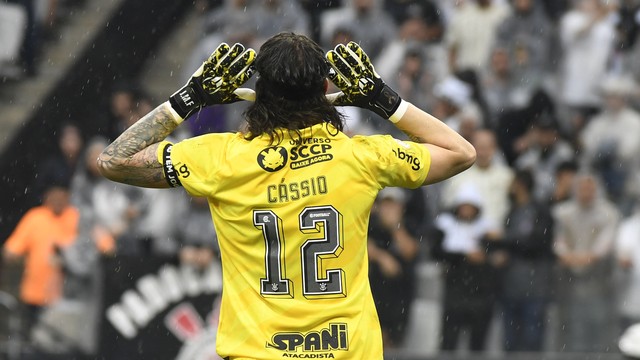 Cássio comemora defesa após chute de André