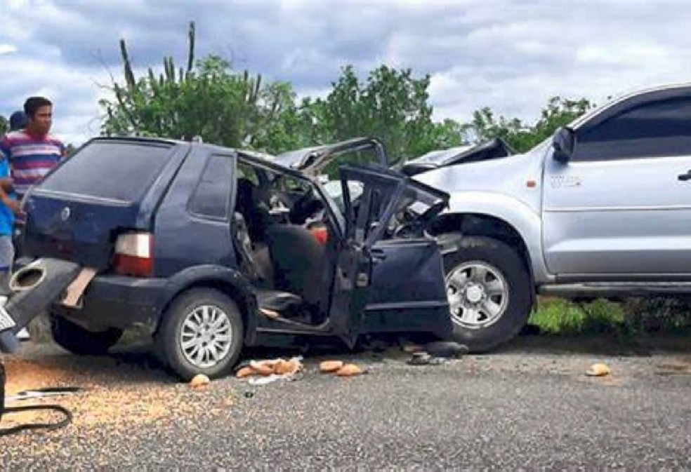 Cinco pessoas da mesma família morrem em acidente na BA-220; três das vítimas eram irmãos — Foto: Reprodução/TV Bahia
