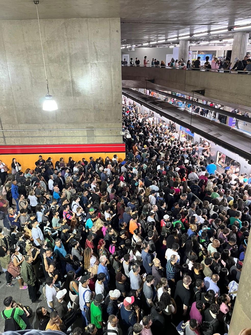 Plataforma lotada da Linha 3-Vermelha na estação Sé do Metrô  — Foto: Redes sociais
