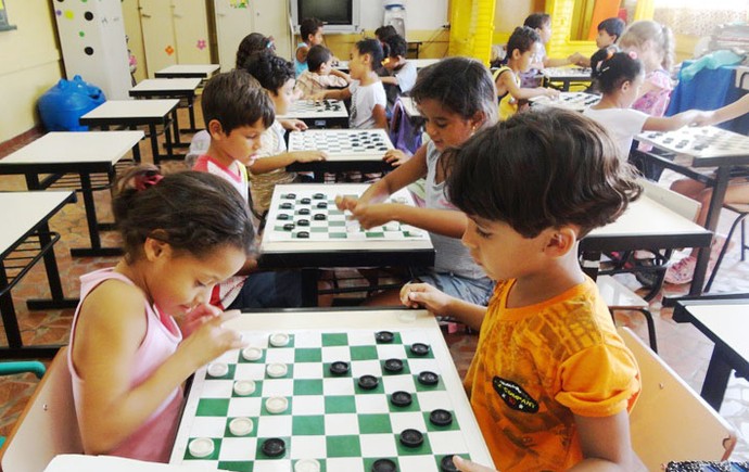 Projeto institui jogos de damas e xadrez nas escolas para o