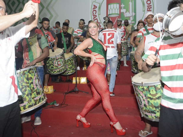 Paolla Oliveira samba na quadra da Grande Rio (Foto: Webert Belicio/Agnews)