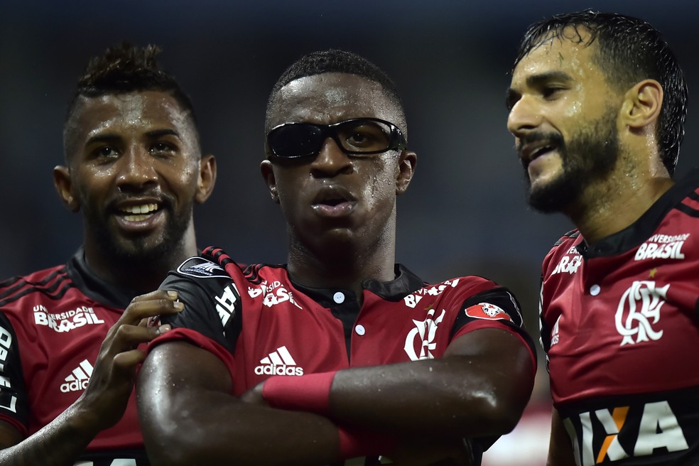 Vinicius Junior comandou a &uacute;nica virada do Flamengo no ano, contra o Emelec, h&aacute; oito meses &mdash; Foto: Rodrigo Buend&iacute;a/AFP