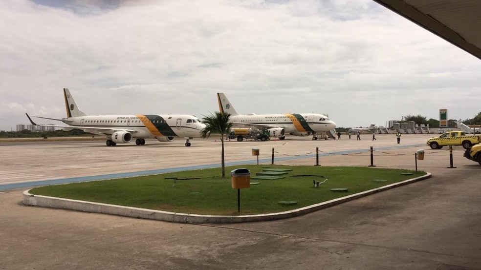 Presidente Jair Bolsonaro desembarca em Sergipe após não conseguir pousar em Paulo Afonso devido ao mau tempo. — Foto: Joice Vieira