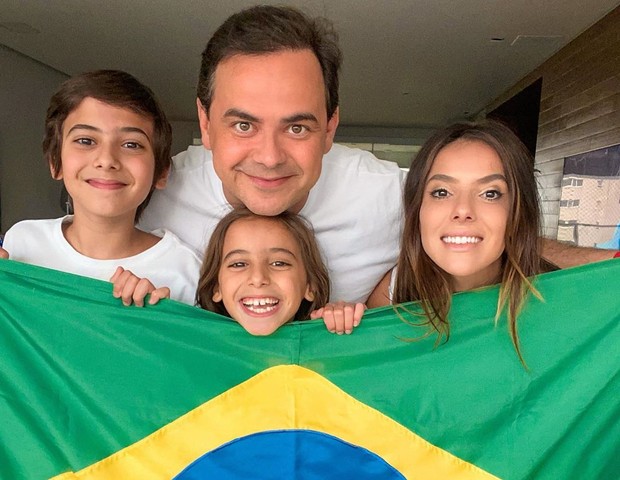 Carioca com a mulher, Paola Machado, e os filhos, Lorena e Nicolas (Foto: Reprodução/Instagram)