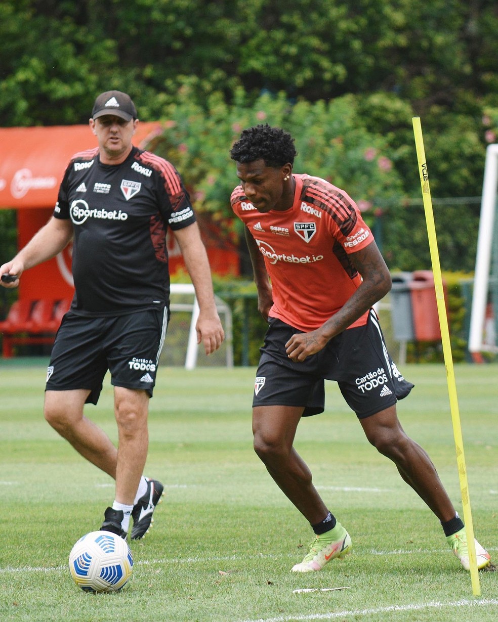 Rogério Ceni quer a permanência de Arboleda no São Paulo — Foto: Erico Leonan/SPFC