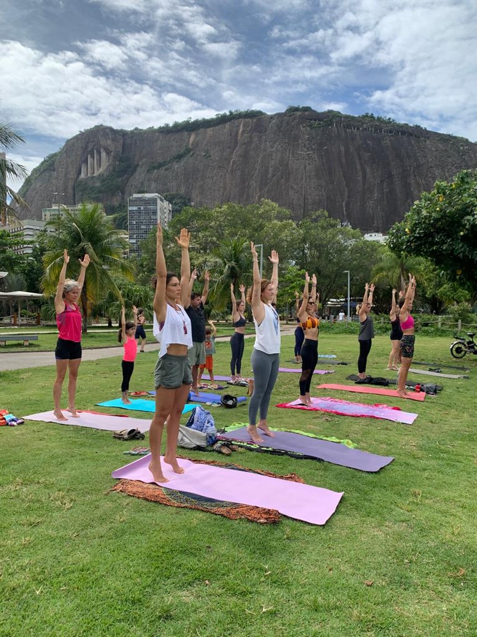 Yoga Solidário. Aulas são ministradas gratuitamente no Corte do Cantagalo de duas a três vezes por mês, por diferentes professores — Foto: Divulgação