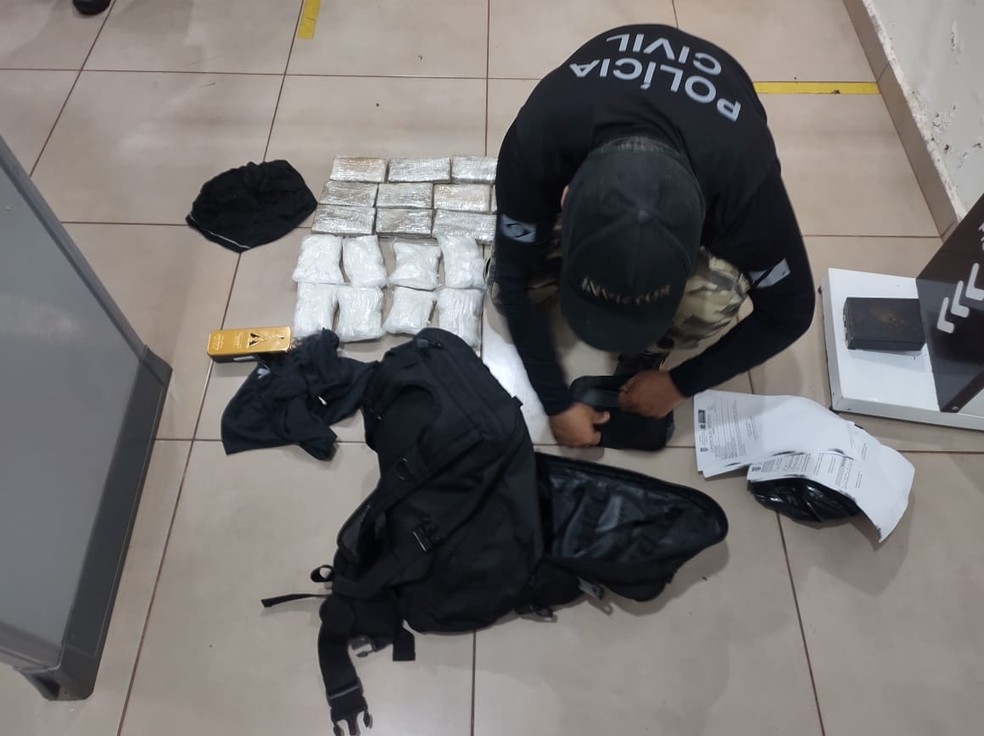 Policiais penais foram presos após serem flagrados com mochilas cheias de droga.  — Foto: Polícia Civil/Reprodução