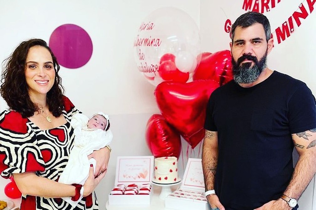 Juliano Cazarr e Letcia com a filha Maria Guilhermina  Foto: Reproduo/Instagram