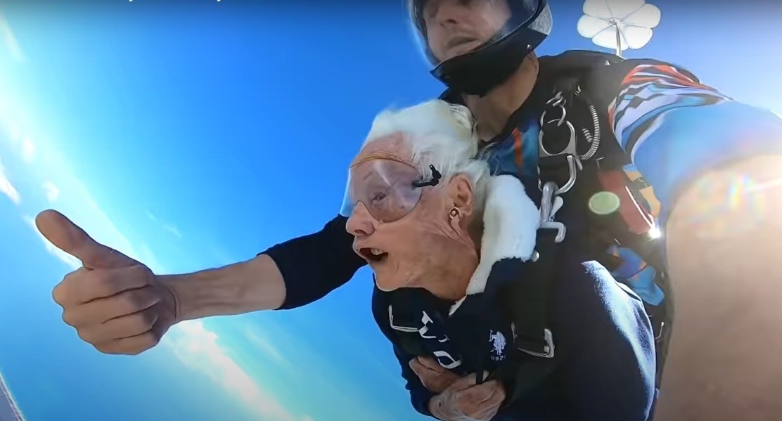 Ex-enfermeira da 2ª Guerra salta de paraquedas para comemorar aniversário de 100 anos; VÍDEO