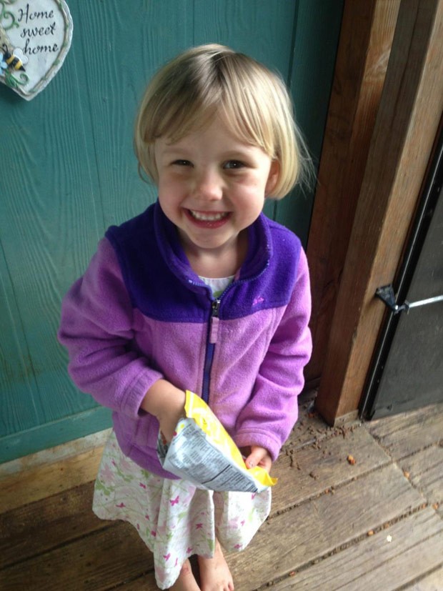 Garota Serena Faith Profitt, de 4 anos, adoeceu depois de uma reunião de família no condado de Lincoln, em Oregon; a garota morreu nesta segunda-feira (8) (Foto: AP Photo/Steven e Rachel Profitt)