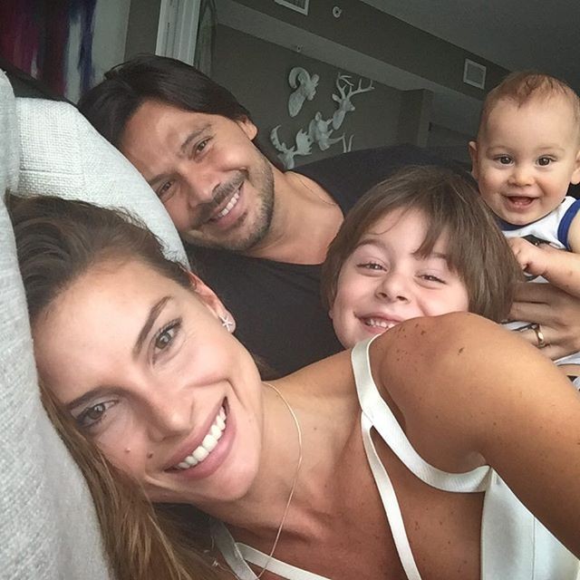 Retrato de família! Gêmeo Flávio Mendonça posa com mulher e filhos - Quem |  QUEM News