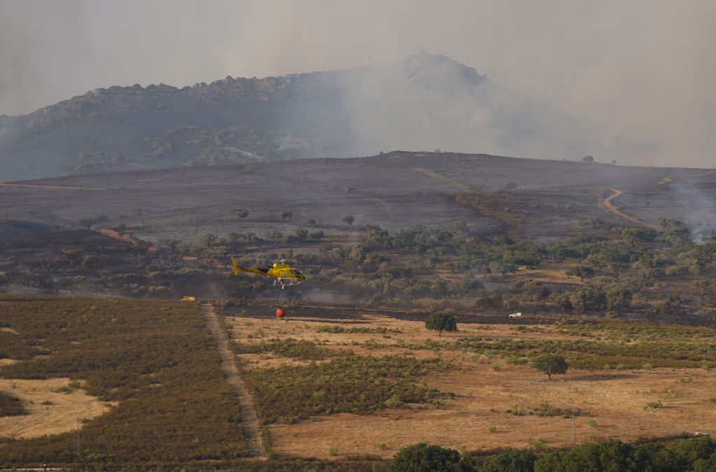 Helicóptero despeja água em fogo florestar na região de Caceres, em Extremadura na Espanha (Foto: Ahmet Abbasi/Anadolu Agency via Getty Images)