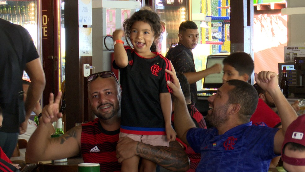 Torcida do Flamengo lota bares e restaurantes em Jo�o Pessoa � Foto: Reprodu��o/TV Cabo Branco