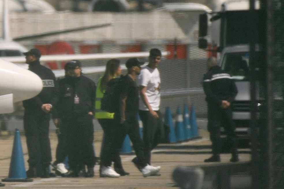 Neymar é fotogrado na pista do aeroporto Paris Le Bourget (Foto: AFP)