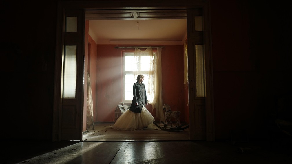 Diana (Kristen Stewart) sente-se sozinha e incompreendida em "Spencer" — Foto: Divulgação