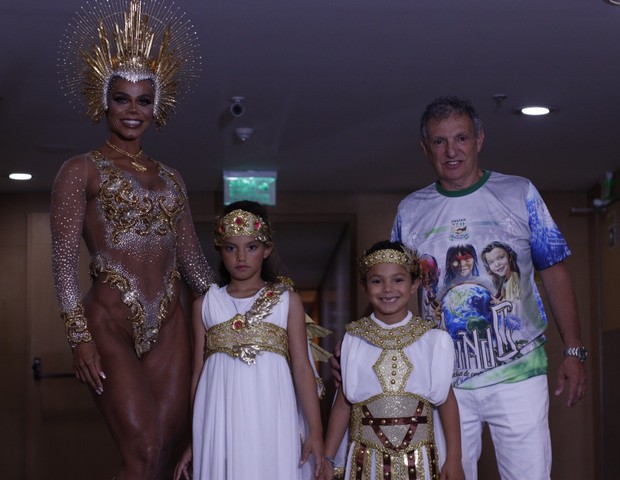 Sávia David com os filhos e o marido (Foto: André Murrer/Divulgação)