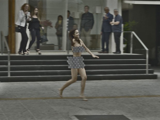 Maria Casadevall corre pelada pela rua de SP na pele de Margot (Foto: TV Globo)