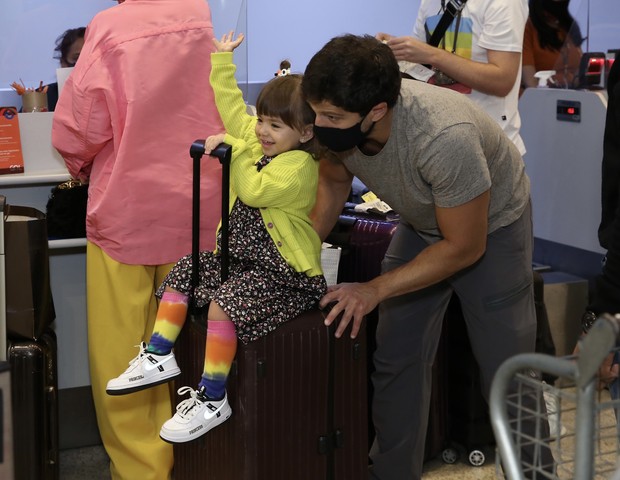 Zoe com os pais, Sabrina Sato e Duda Nagle, em aeroporto (Foto: ROBERTO FILHO / BRAZIL NEWS)