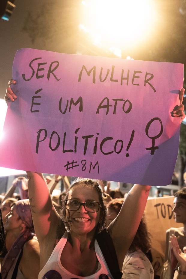 8M: Marcha cobra igualdade, direito pela vida de todas as mulheres, combate à violência e homenageia mulheres históricas no Centro do Rio (Foto: Isabel Gandolfo)