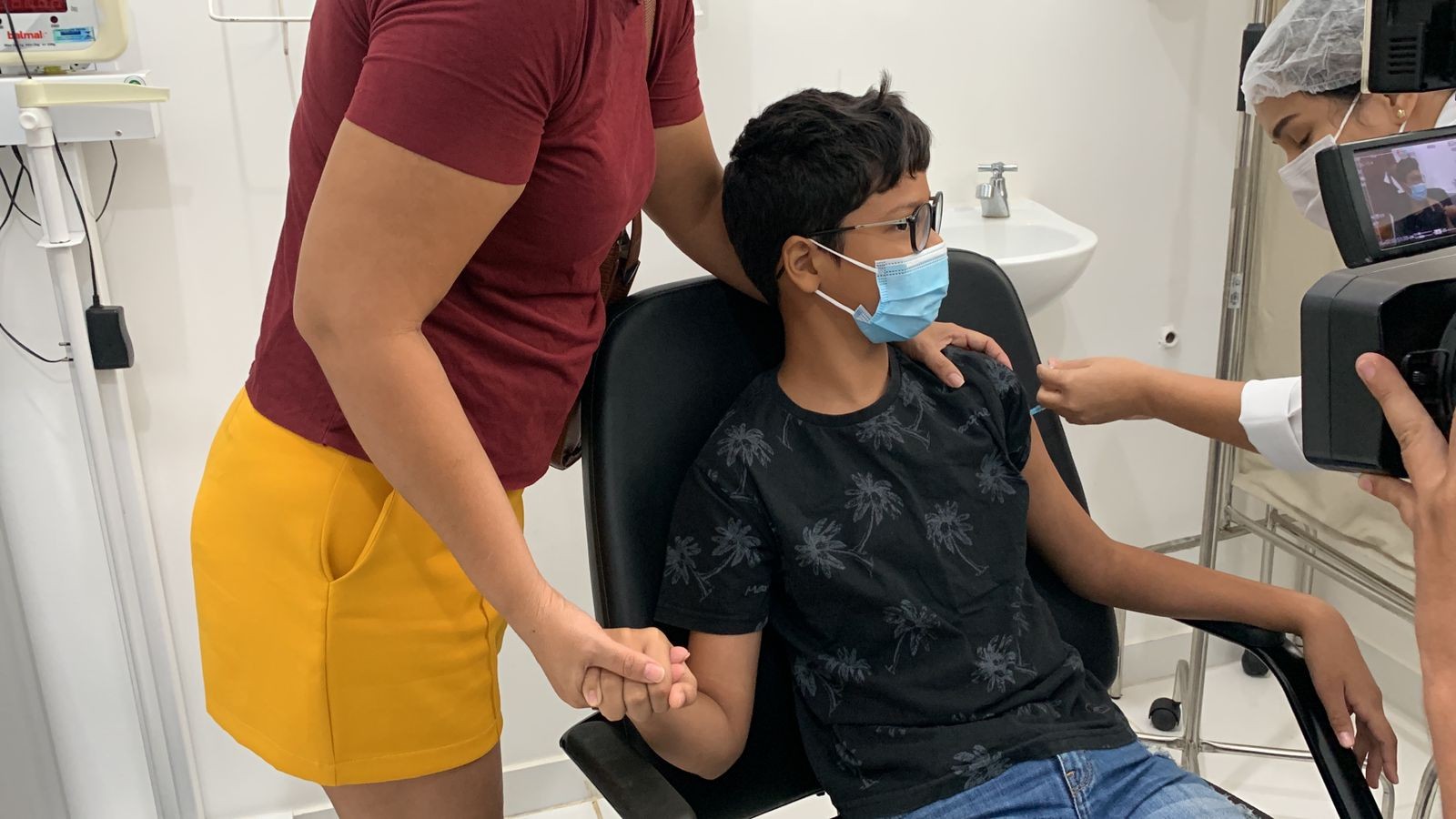 'Tomar vacina salva vidas', diz menino autista entre as primeiras crianças vacinadas em Boa Vista