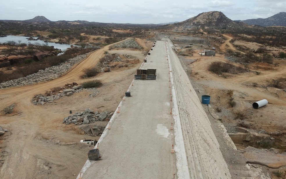 Obras da barragem de Oiticica estão paralisadas (Foto: Anderson Barbosa/G1)