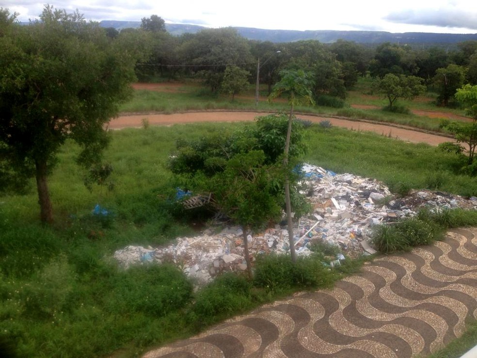 Entulhos amontoados do lado de fora do local construído para ser residência oficial do governador — Foto: Divulgação/Jornal do Tocantins