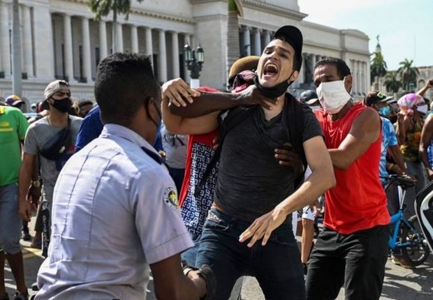 Manifestantes foram detidos por agentes de segurança do país (Foto: Getty Images via BBC News)