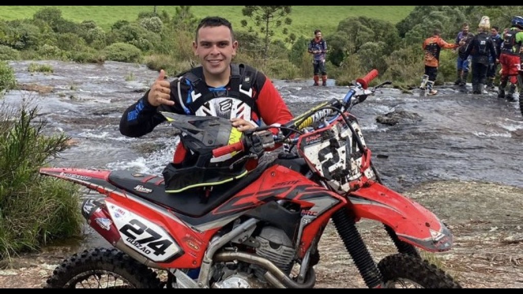 Jovem morre após queda de moto durante trilha em Santa Catarina: 'não dá para acreditar'