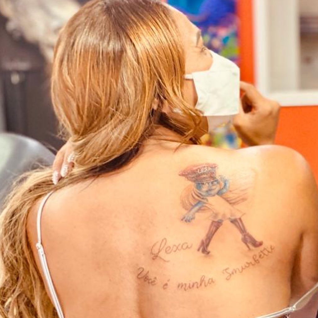 Darlin Ferrattry faz tatuagem para Lexa (Foto: Reprodução/Instagram)
