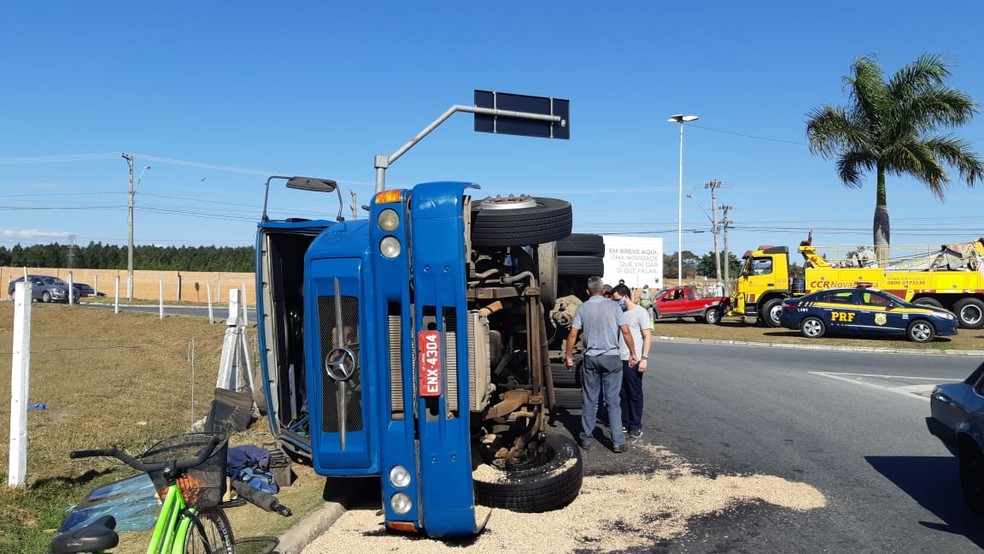 Acidente com caminhão em Lorena — Foto: Divulgação/PRF