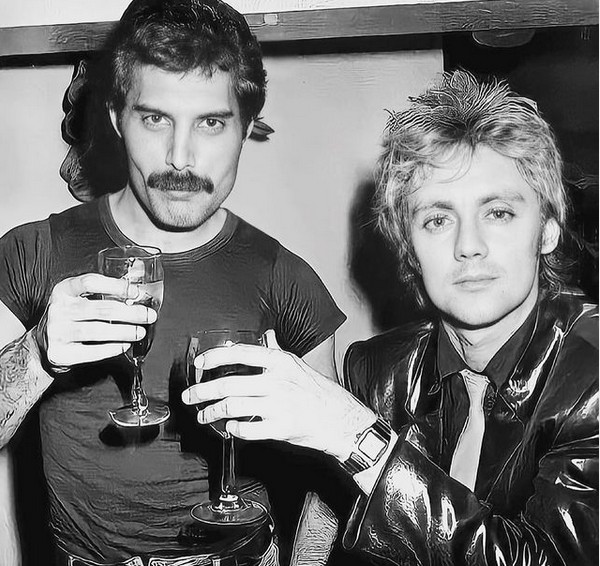 Freddie Mercury e Roger Taylor em foto antiga compartilhada pelo baterista nas redes sociais (Foto: Instagram)