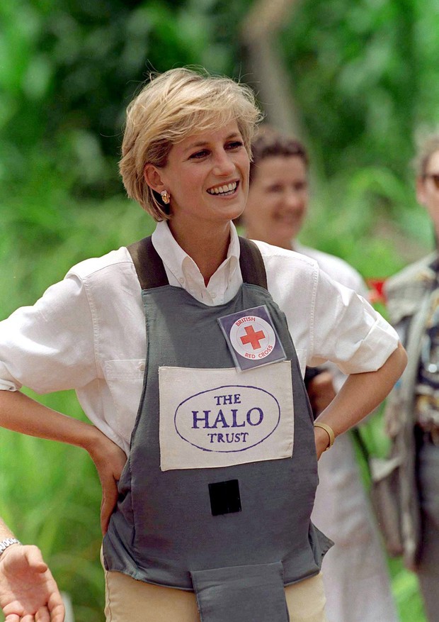 HUAMBO, ANGOLA - JANUARY 15:  Diana, Princess Of Wales, Visits A Minefield Being Cleared By The Charity Halo In Huambo, Angola, Wearing Protective Body Armour And A Badge For The Red Cross Charity  (Photo by Tim Graham Photo Library via Getty Images) (Foto: Tim Graham Photo Library via Get)