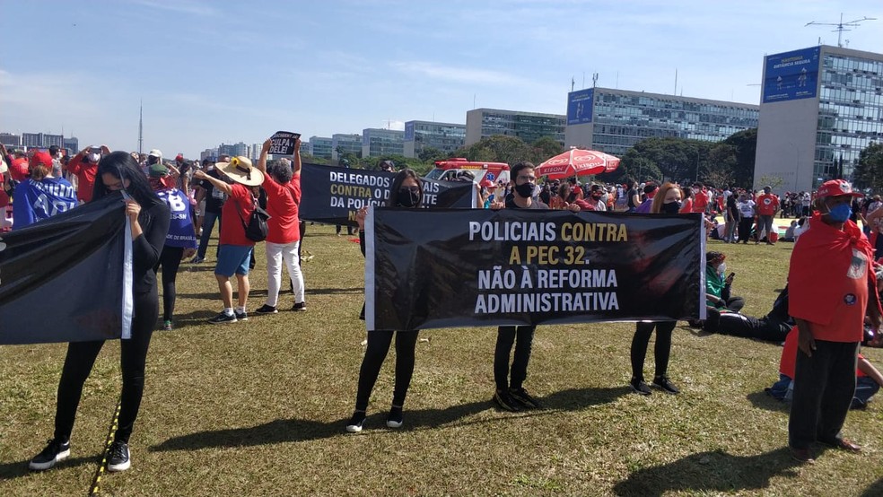 Grupo carrega faixa contra a reforma administrativa durante protesto, em Brasília — Foto: Pedro Henrique Gomes/ G1
