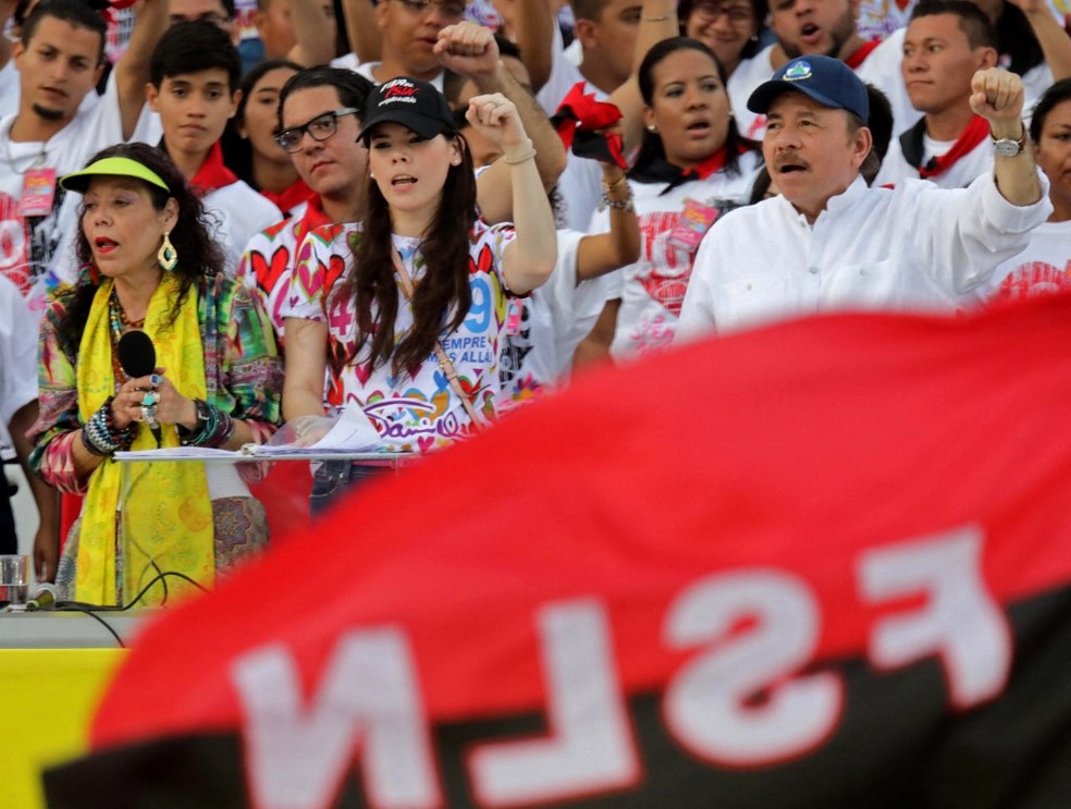 Presidente da Nicarágua, Daniel Ortega (dir.), sua esposa e vice-presidente Rosario Murillo (esq.) e filha Camila Ortega (cen.) em celebração dos 40 anos da revolução sandinista, foto de junho de 2019 — Foto: Inti Ocon/AFP