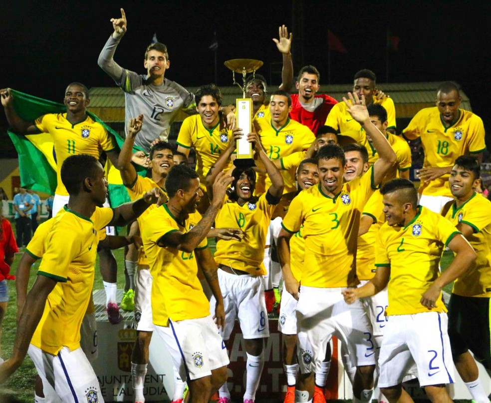 Gerson de lado (esquerda) e Nathan atrás do camisa 3: dupla campeã sub-20. Desfalque no jogo de hoje, Gabigol (direita) também participou da conquista — Foto: Divulgação / CBF