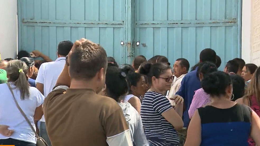 Familiares esperam notícias dos internos após tumulto no Lar do Garoto, no Agreste da Paraíba (Foto: Reprodução/TV Paraíba)