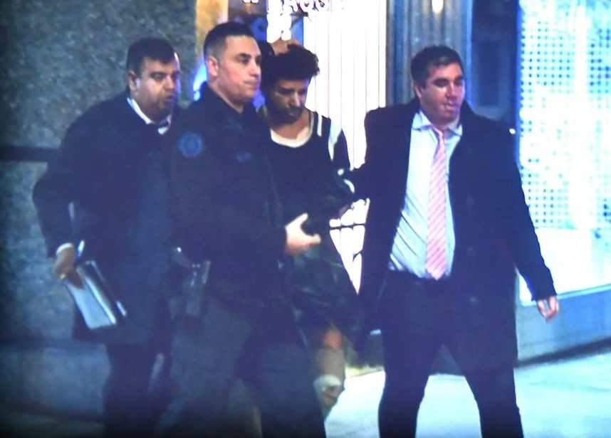 Momento em que Fernando "Salim" Montiel é levado preso, após o atentado contra Cristina Kirchner — Foto: Reprodução de vídeo