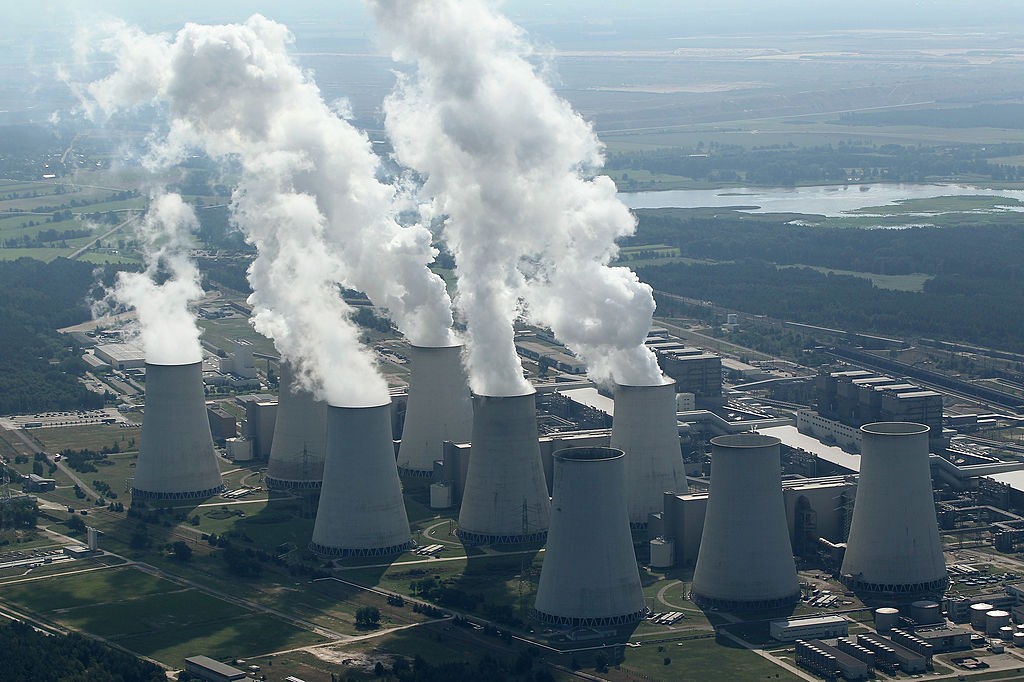JAENSCHWALDE, GERMANY - AUGUST 20:  Steam rises from cooling towers at the Jaenschwalde coal-fired power plant on August 20, 2010 at Jaenschwalde, Germany. The Jaenschwalde power plant is one of the biggest single producers of CO2 gas in Europe. The area  (Foto: Getty Images)