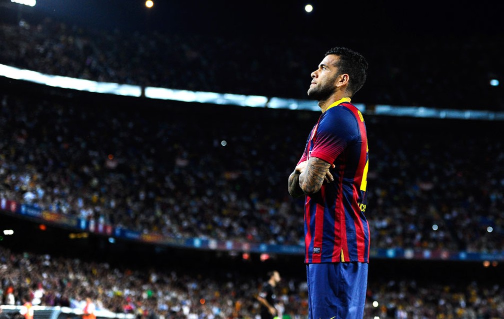 Daniel Alves comemora gol do Barcelona contra o Sevilla: lateral passou pelos dois times na Espanha — Foto: Getty Images