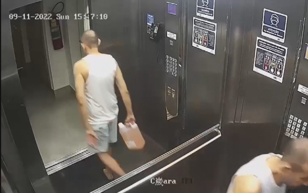 Vídeo mostra quando morador desaparecido entra em prédio que pegou fogo com galão de combustível; corpo foi achado em apartamento  — Foto: Reprodução
