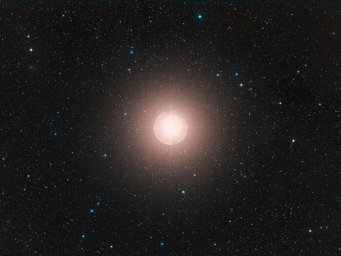 This image is a colour composite made from exposures from the Digitized Sky Survey 2 (DSS2). It shows the area around the red supergiant star Betelgeuse. (Foto: ESO/Digitized Sky Survey 2. Ackn)