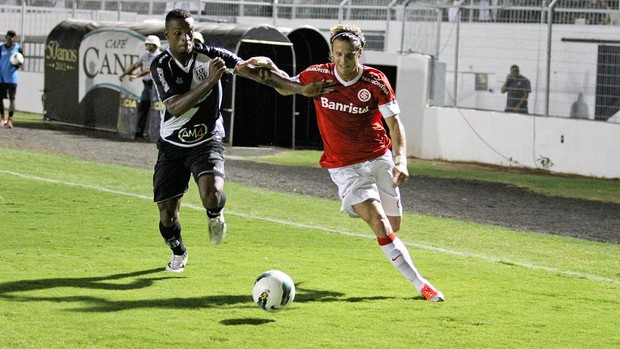 Forlan internacional cleber ponte preta (Foto: André Montejano / Agência Estado)