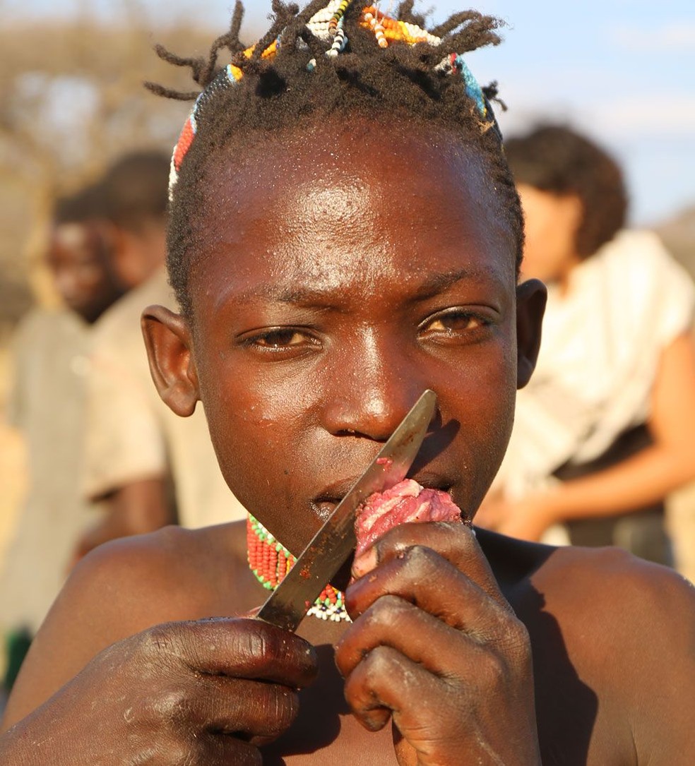Tribo se alimenta da mesma forma há 40 mil anos (Foto: JEFF LEACH/DIVULGAÇÃO)