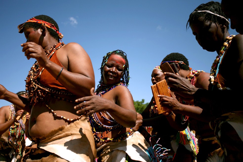 Membros de comunidade de 'bosquímanos', grupos tradicionais de caçadores e coletores do Sul da África. No deserto do Kalahari já são menos de 85 mil pessoas — Foto: Siphiwe Sibeko/Reuters