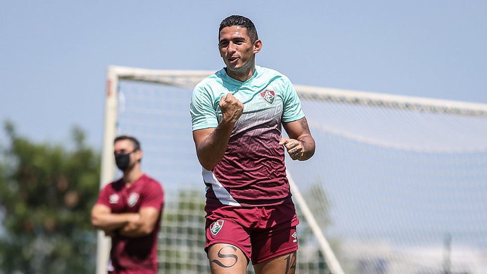 Danilo Barcelos ganhou a vaga de Eg�dio na lateral esquerda � Foto: Lucas Mer�on / Fluminense FC